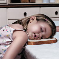 Почему дети засыпают во время еды?